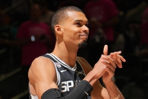 巴克利：文班让我感觉NBA未来前景光明 但今年马刺不会夺冠