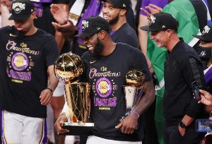 丹尼·格林：詹姆斯在园区内是真正的领袖 他确保我们保持团结