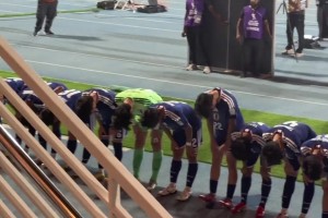 日本U17球员赛后向中国球迷鞠躬，同时也和国少球员相互谢场